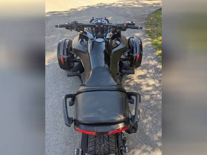 2016 Can-Am SPYDER F3-S SPECIAL SERIES 2 2016 Can-Am SPYDER F3-S SPECIAL SERIES Véhicules 2