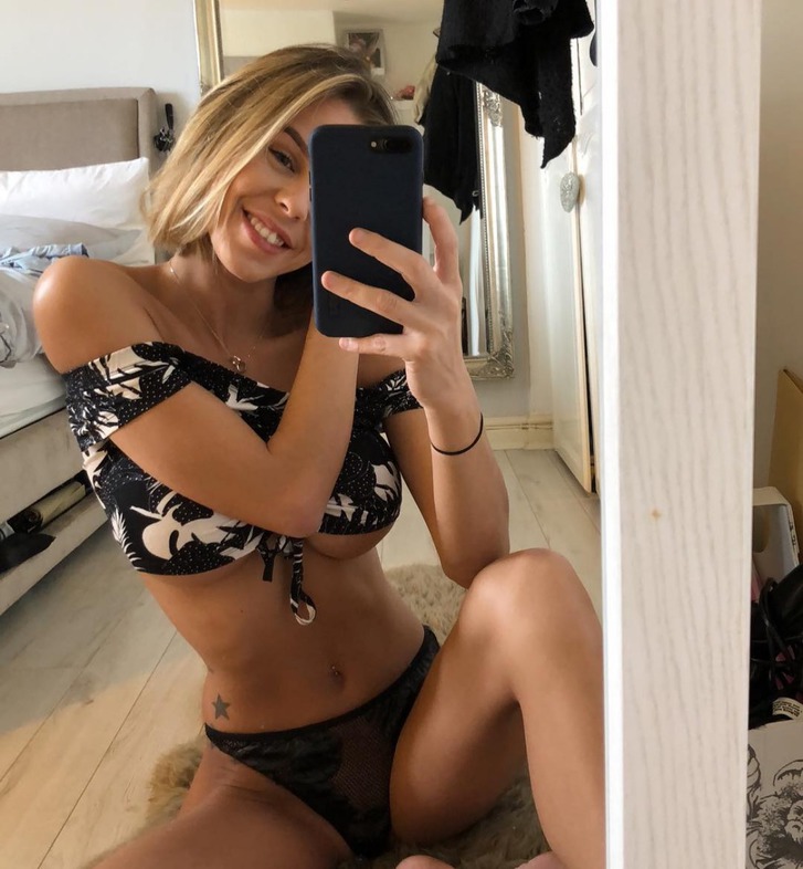 Belle coquine disponible Belle coquine disponible Érotique
