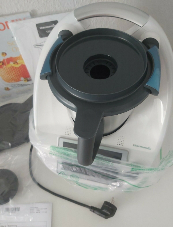 Vorwerk Thermomix TM6 neuf avec accessoires      Jamais utilis, seulement dball pour les photos.  Achet en janvier, il est au placard depuis et la facture est prsente.  Contactez-moi pour plus de dtails et pour vos questions.  Le prix est ngociable. Autres 2