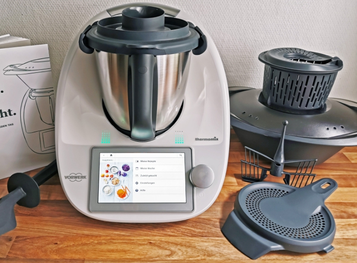 Vorwerk Thermomix TM6 neuf avec accessoires      Jamais utilis, seulement dball pour les photos.  Achet en janvier, il est au placard depuis et la facture est prsente.  Contactez-moi pour plus de dtails et pour vos questions.  Le prix est ngociable. Autres 3