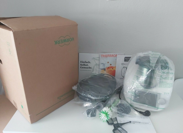 Vorwerk Thermomix TM6 neuf avec accessoires      Jamais utilis, seulement dball pour les photos.  Achet en janvier, il est au placard depuis et la facture est prsente.  Contactez-moi pour plus de dtails et pour vos questions.  Le prix est ngociable. Autres 4