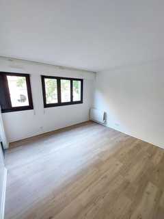 Appartement de type un situé dans la rue Balard au premier étage d'un immeuble moderne avec a