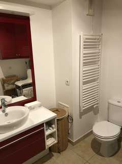 Appartement entier<br><br>Cet appartement de 25m² est situé au 1e étage (accessible par ascens