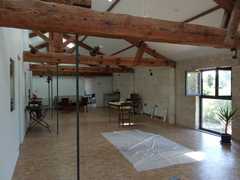 Nous proposons des ateliers d’artisans et d'artistes à la location, dans un bâtiment entiè