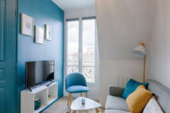 studio de 15,26 m2 à Paris, situé au 7e étage avec ascenseur d'un immeuble de 8 étages calm