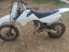 Vend durt plus pièces détachées plus un autre cadre dans l état vend le tout pour 200 euros la 