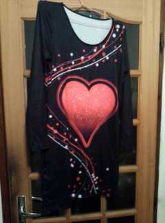 Vend Robe couleur noir avec 
<br>Dessin cœur couleur rose foncé 
<br>
<br>
<br>Très jolie et En 