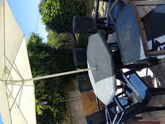 1 table 7 chaises 1 para sol 1 desserte