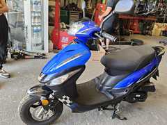 Scooter état neuf 1740kms année 2025garantie 2ans