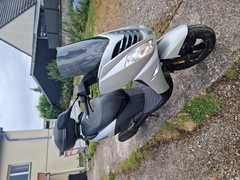 Scotet peugeot 50 cm cube boncetat de marche avec top caisse 6.770 km tel 06 52361901
