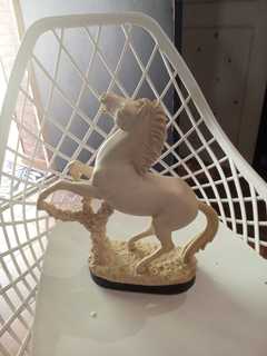 Très belle statuette en résine style albâtre a rc de très belles finitions.Pas d'éclats.Ha