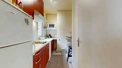 Cet appartement s'ouvre sur une entrée avec rangements desservant une lumineuse pièce de vie.