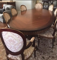 ELEGANT LOUIS XVI STYLE TABLE / 10 CHAIRS 
<br>TABLE avec motif incrustÃ© au centre 94,5 â€œ 