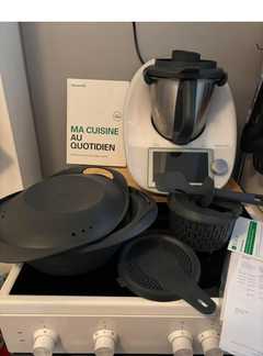 Vends mon robot Thermomix tm6 avec tous ses accessoires d'origine y compris sa facture d'ac