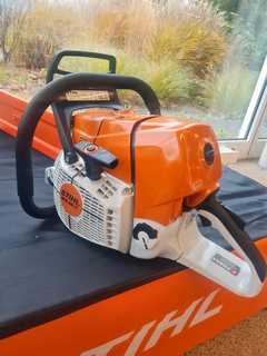 Bonjour, nous vous proposons une tronçonneuse Stihl MS 661 CM W avec un guide-chaîne de 71 cm. La