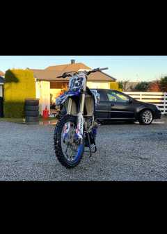 Je vends la moto Yamaha yzf de mon fils afin de pouvoir lui acheter un véhicule pour son anniversa