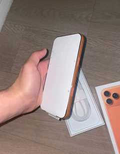 Je veux vendre mon iphone 17 pro max a 900€ le prix ferme. Ça n'a aucun problème tout est e
